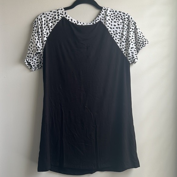5/$25 Women's V Neck Black and Dalmatian Short Sleeve Top NWT Small - Picture 4 of 5